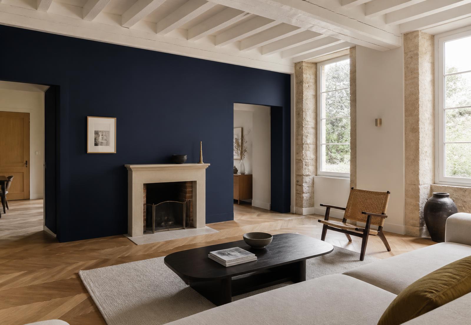 Séjour rénové avec mur peint en bleu nuit, murs clairs et parquet en chêne