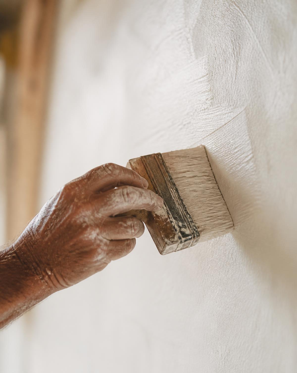 Application d'un enduit à la chaux au spalter sur un mur intérieur